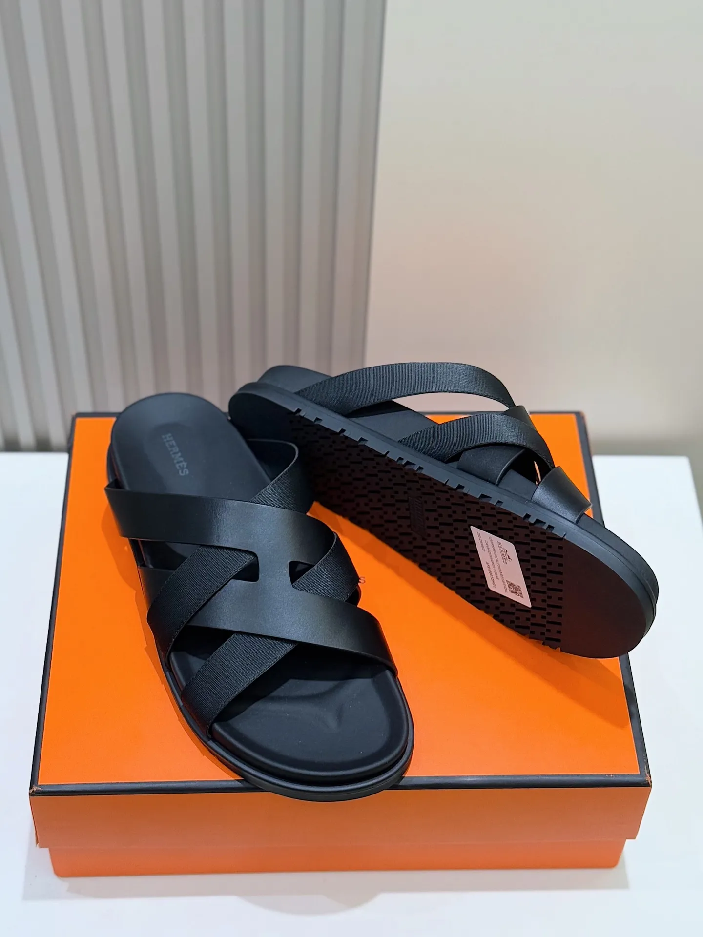p300💰Men's Shoes Hermes Men's Kazimir Slippers - Top quality woven calfskin functional sandals with an intertwined upper inspired by the "H" iconic pattern to create a casual look, perfect for summer. Imported cowhide + cowhide lining + rubber outsole Size: 39-44 (customized at 38.45.46)